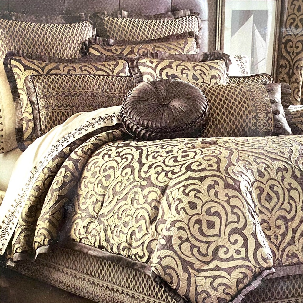 J. Queen NY king comforter set